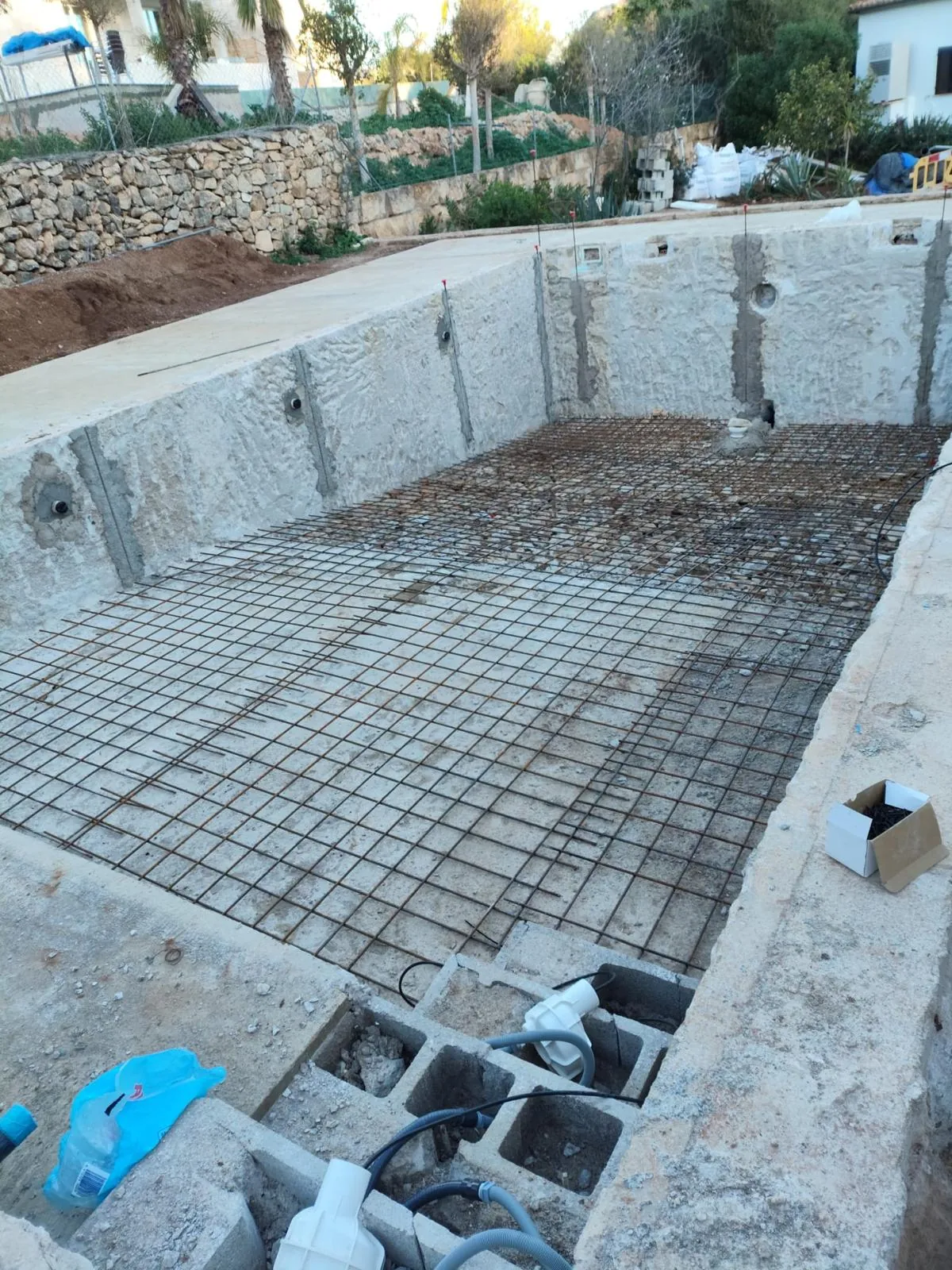 Piscina de la villa de Es Capdellà durante la obra, con el armado de acero
