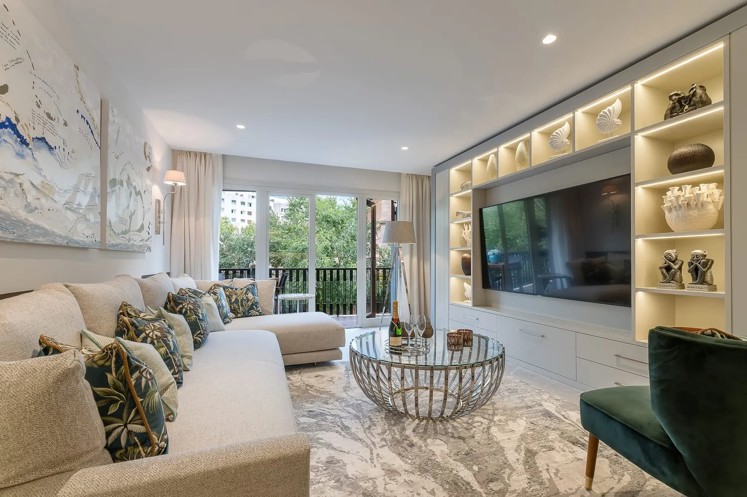 Salón con mueble iluminado en un piso reformado en Palma
