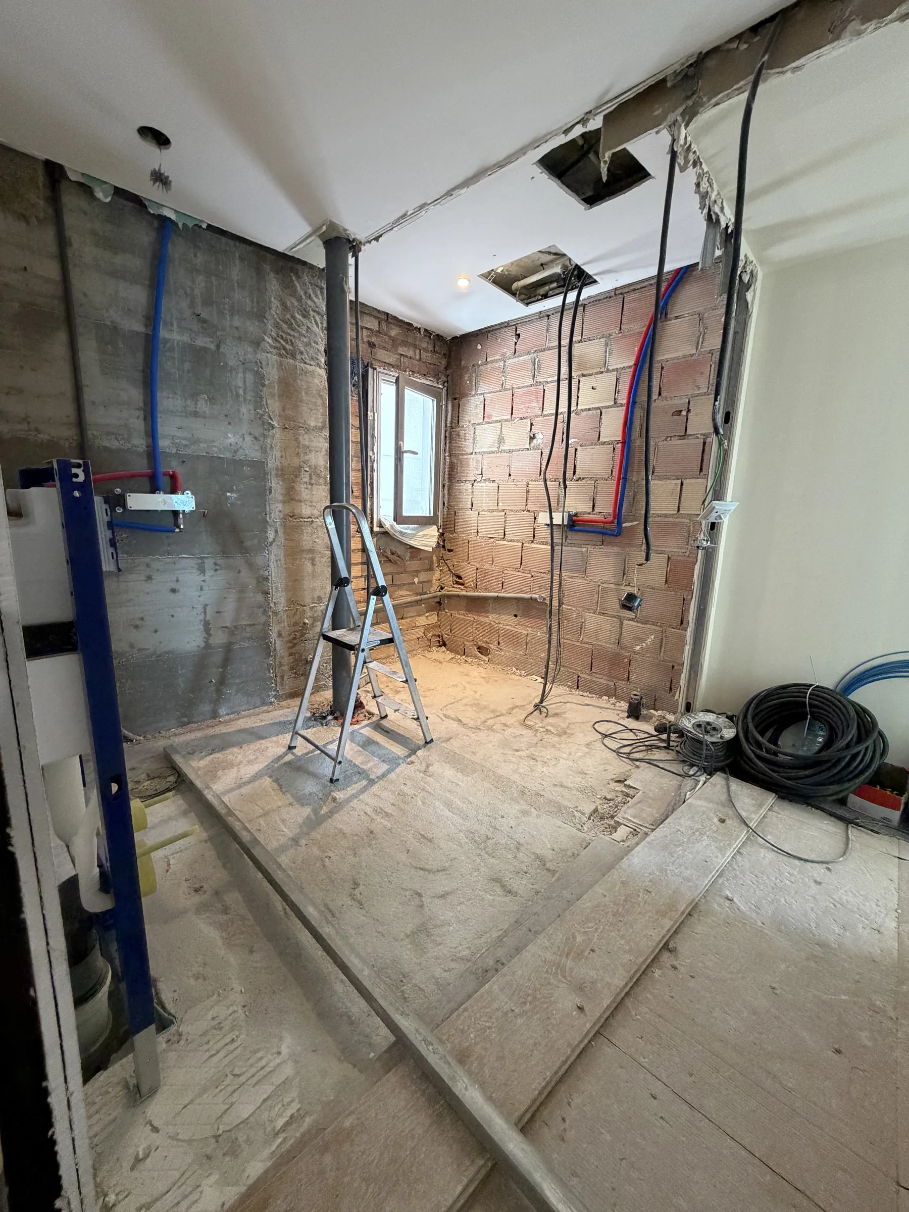 Baño de la villa de Cala Llamp antes de la reforma, con las instalaciones nuevas a la vista