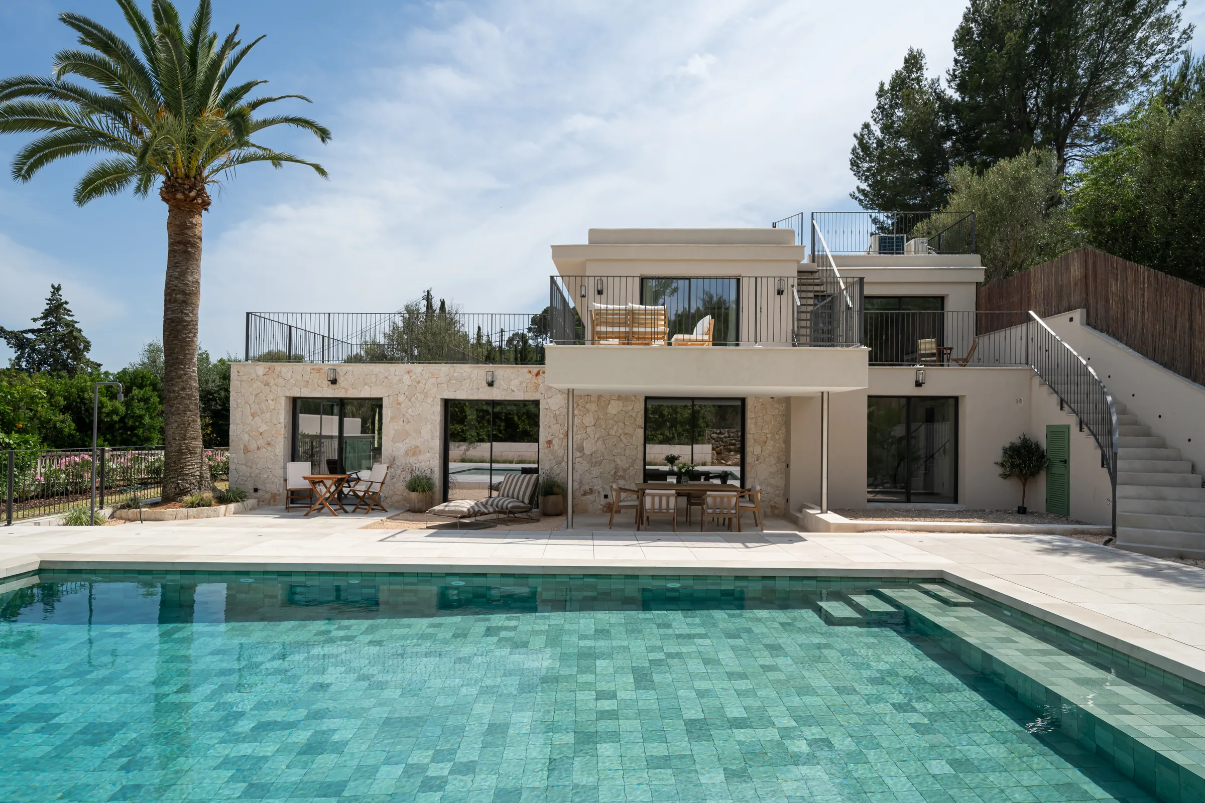 Piscina y fachada de piedra de la villa reformada en Es Capdellà (Calvià, Mallorca)